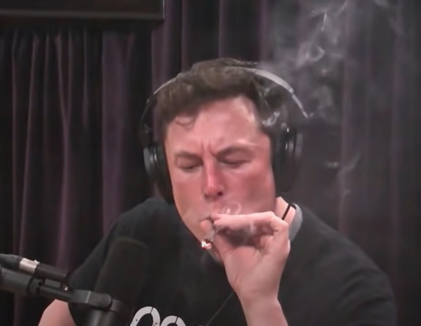 инженер и исследователь Илон Маск курит.