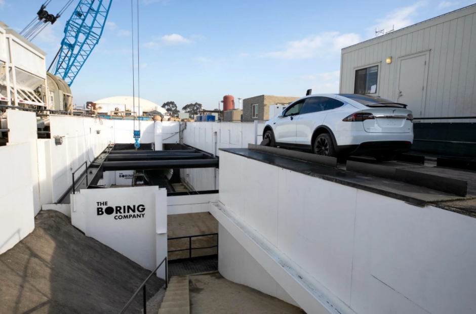 инженер и исследователь Илон Маск строит скоростной тунель для машин тесла в Лос-Анджелесе.