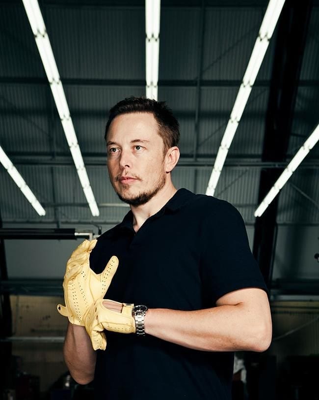 инженер и исследователь Илон Маск в желтых перчатках.