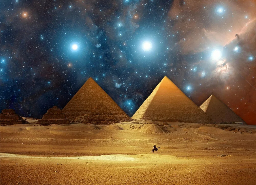 Три египетских пирамиды на фоне звездного неба.
