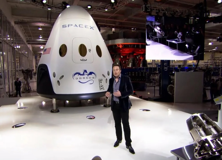 Илон Маск рядом с космическим кораблем