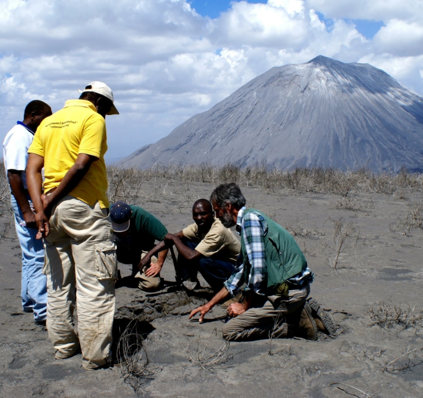 Археологи возле вулкана в Танзании