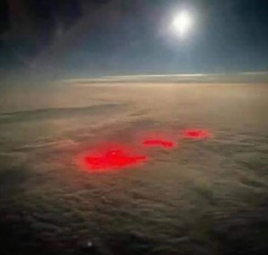 Загадочные красные облака