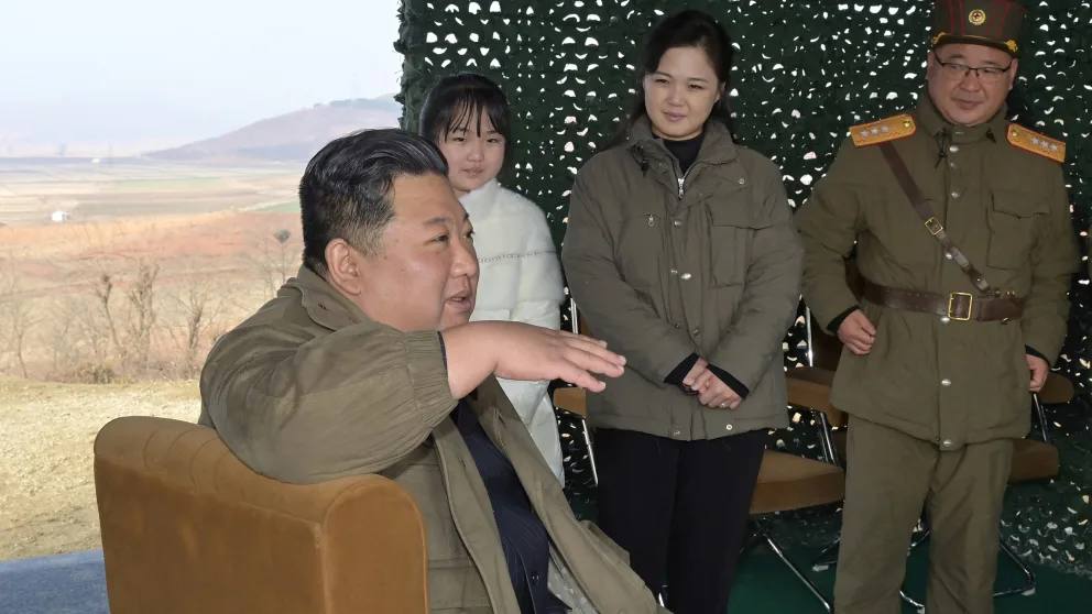 Ким Чен Ын с дочерью Ким Чжу Э и женой. Ноябрь 2022 года