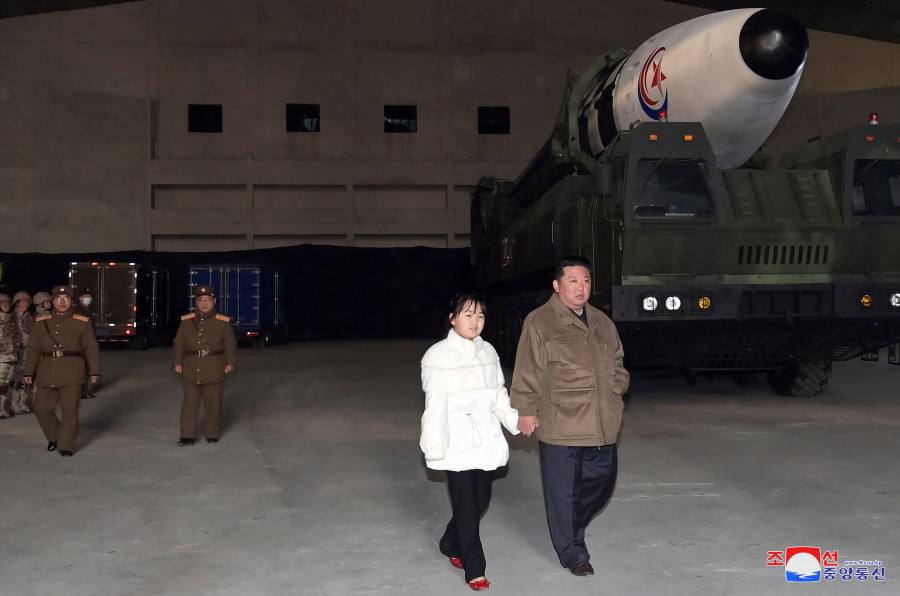 Ким Чен Ын с дочерью Ким Чжу Э. Ноябрь 2022 года