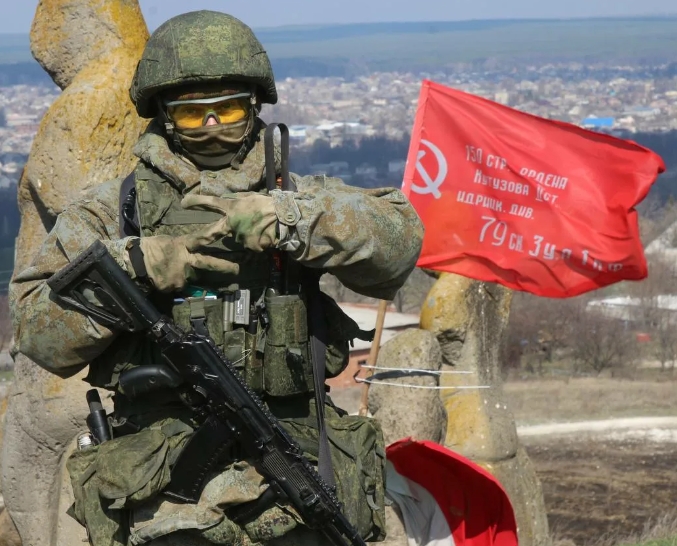 русский солдат с флагом
