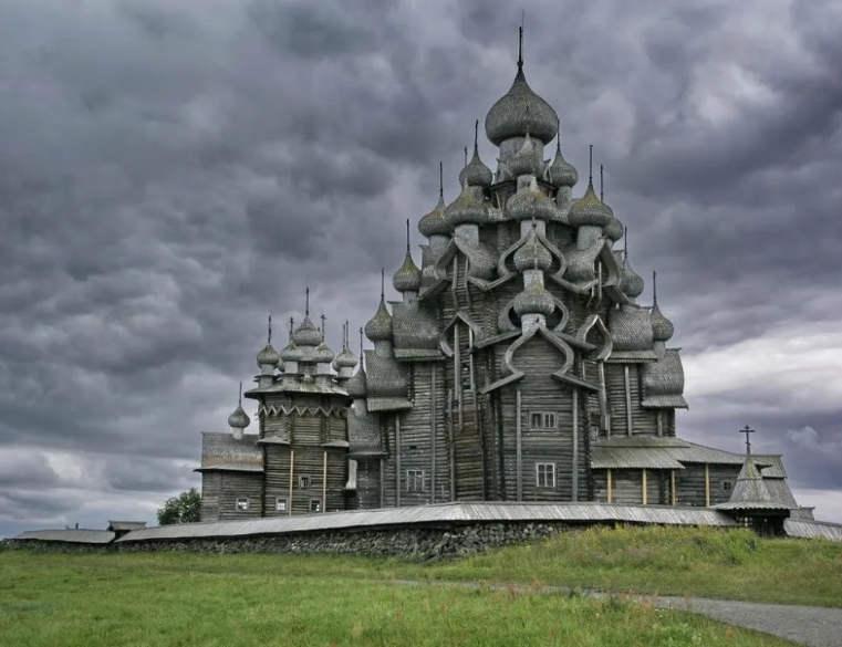 Русская церковь из дерева