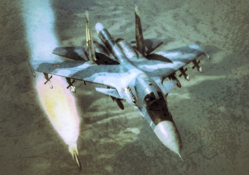 Истребитель Су-34 пускает ракету