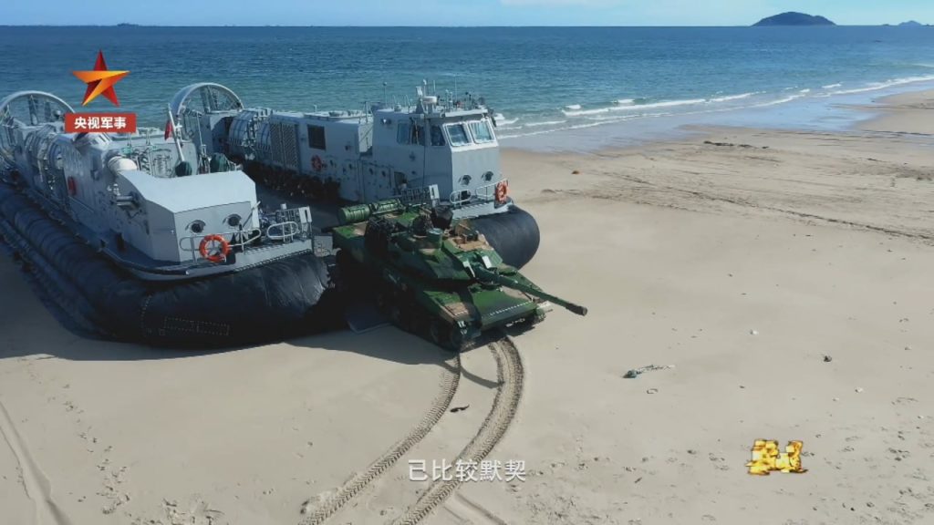 Легкий танк Тип 15 высаживается на берег с катера на воздушной подушке.