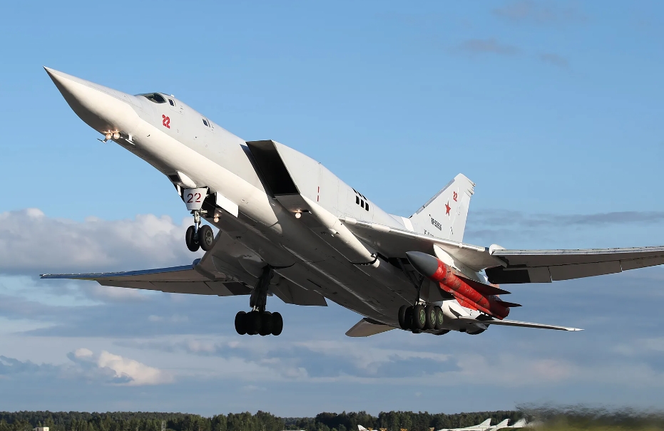  бомбардировщик-ракетоносец Ту-22М3