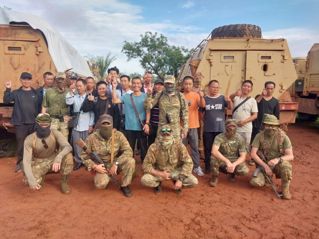 Бойцы группы "Вагнер" с китайскими гражданами в Центральноафриканской республике