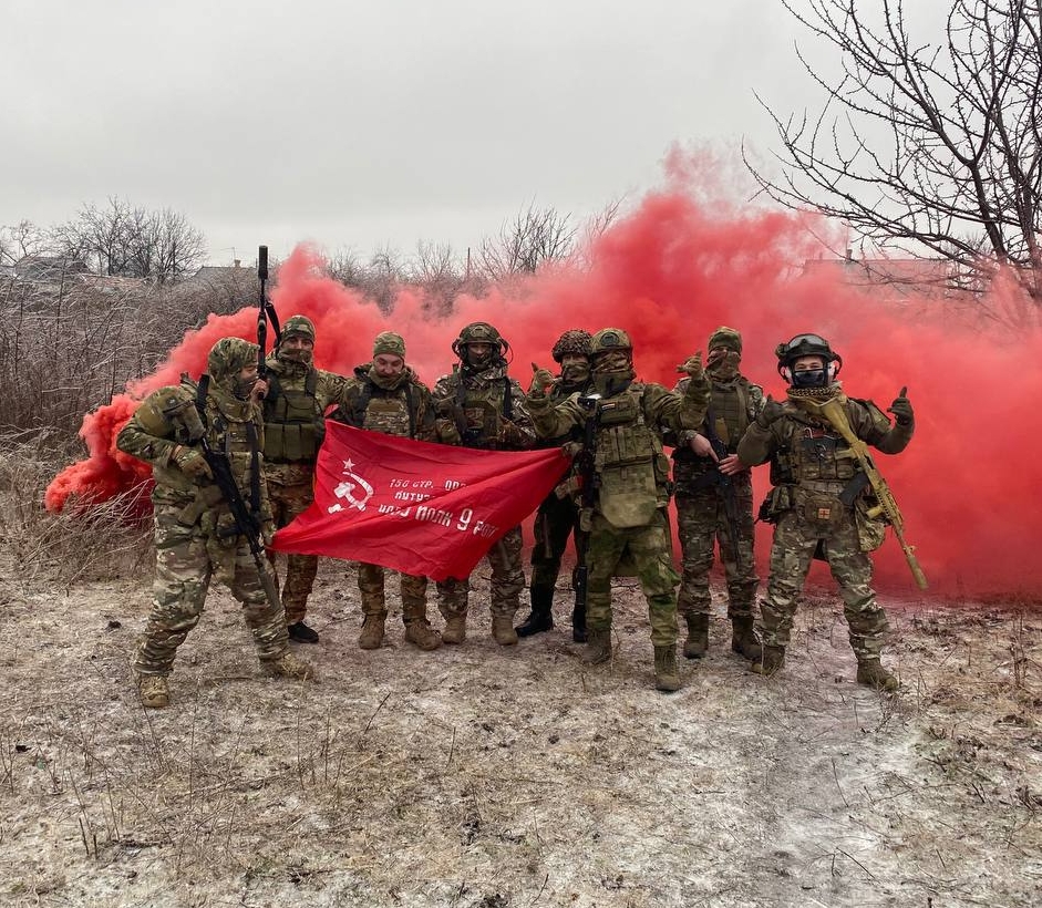 бойцы 150 мотострелкой дивизии с флагом, красное знамя Победы
