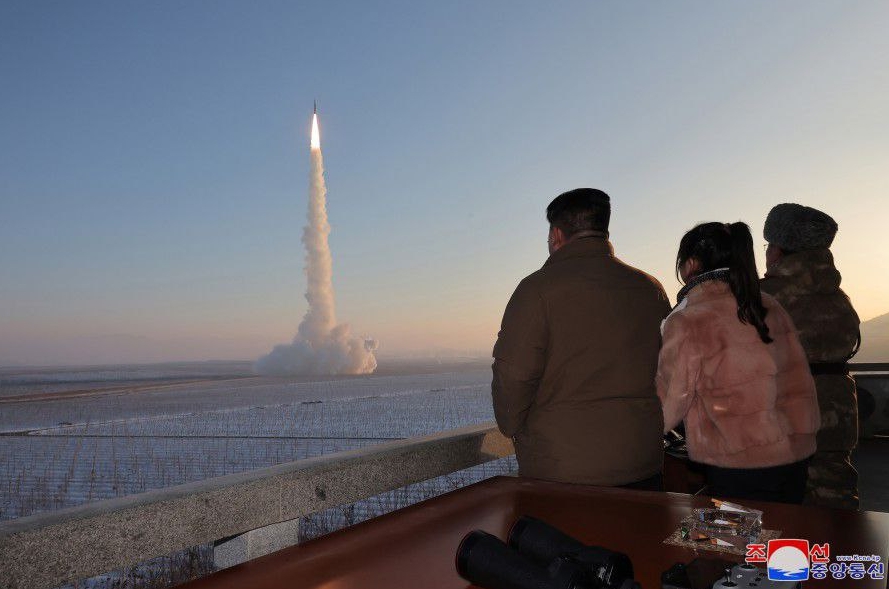 Ким Чен Ын с дочерью наблюдают за пуском ракеты
