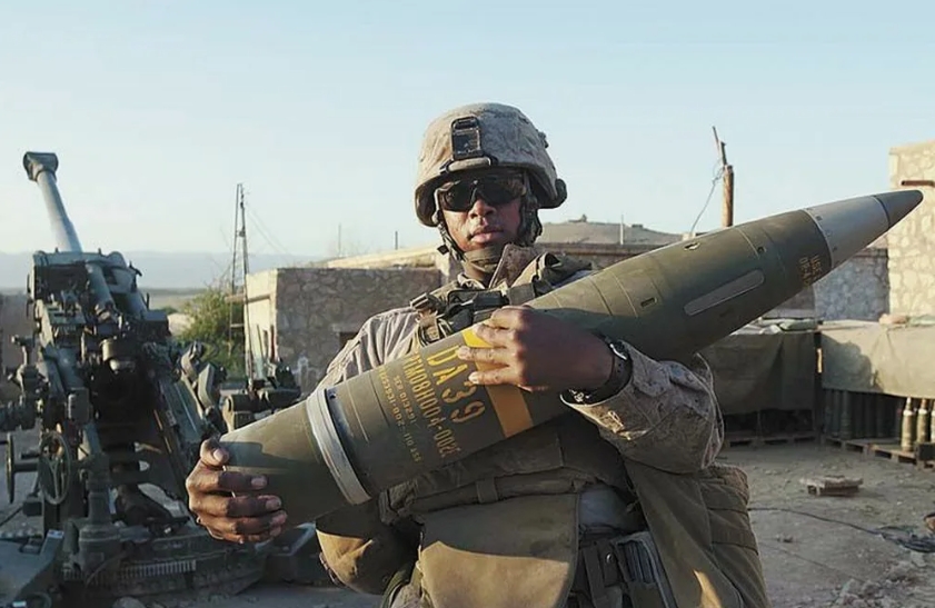 американский артиллерист со снарядом Экскалибур