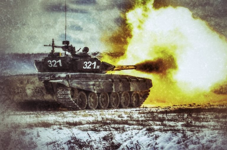 залп из танка Т-72 на учениях