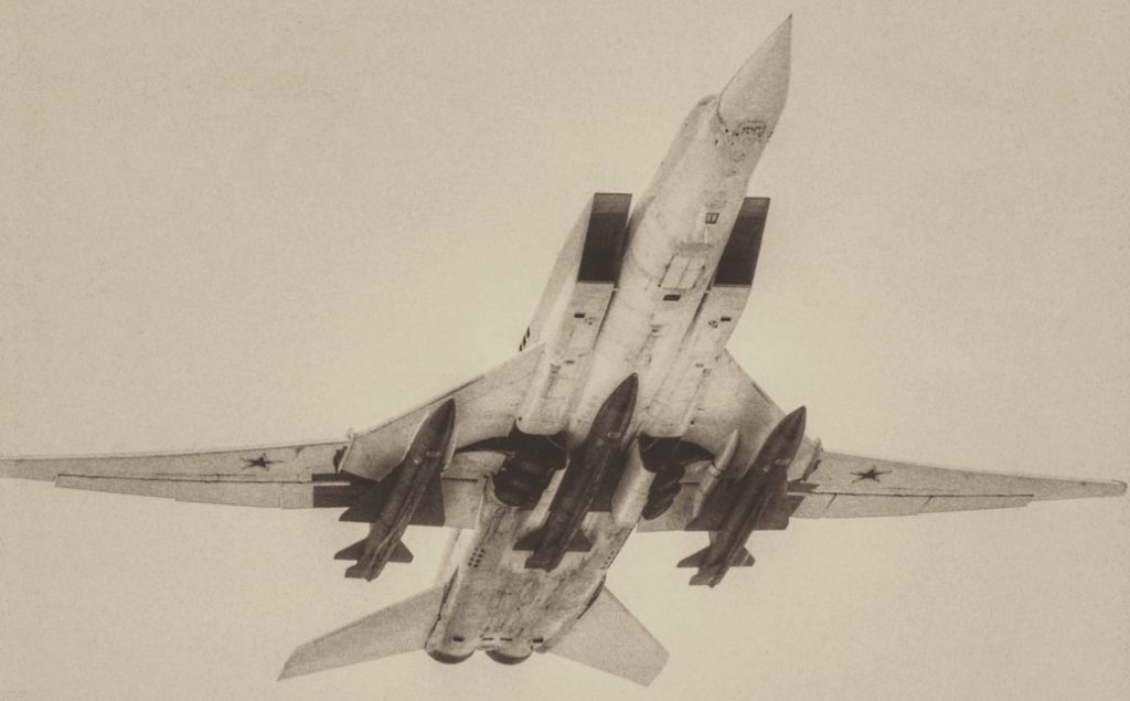 ракетоносец-бомбардировщик Ту-22М3М с ракетами Х-32