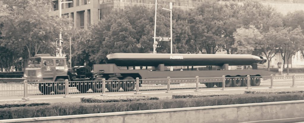 Китайский гигантский беспилотник AJX002 на тягаче замеченный в Пекине в августе 2025 года