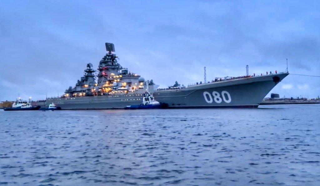 крейсер Северного флота "Адмирал Нахимов выходит в море с помощью буксиров.