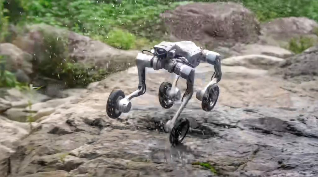 Робот AS2-W Unitree Robotics едет по скалам.