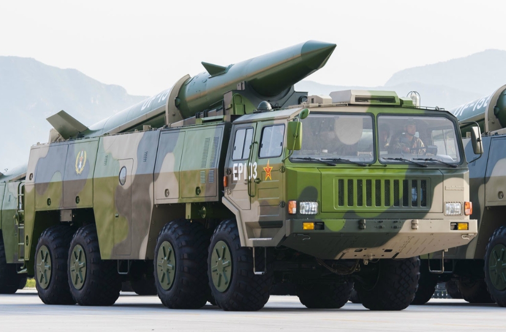 Мобильная пусковая установка ВС Китая с ракетой семейства DF-15.