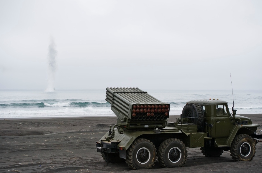 Береговая реактивно-бомбометная установка ДП-62 "Дамба" на фоне моря.
