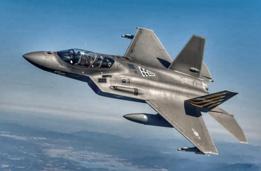 Южнокорейский истребитель KF-21EJ в воздухе, двухместный.