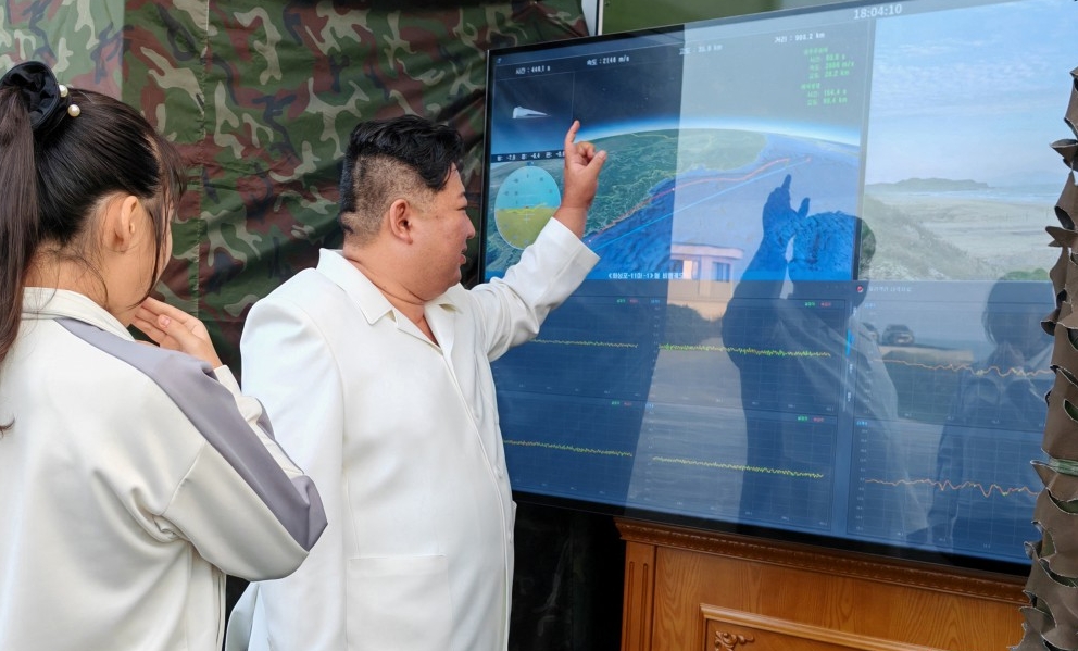 Ким Чен Ын наблюдает за ходом испытаний Hwasong-11Ma-1. 20 сентября 2026 года.