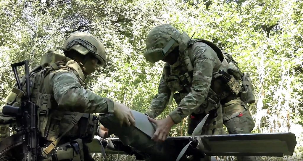 Сборка БЛА "Молния-2" российскими военнослужащими.