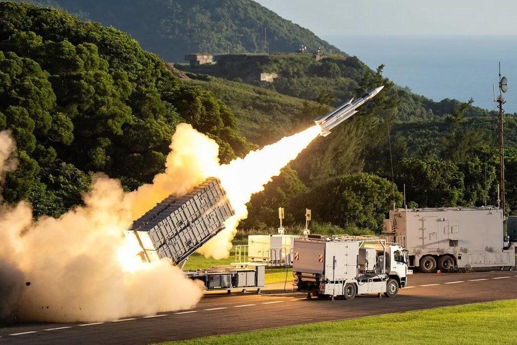 Пуск противокорабельной ракеты "Сюнфэн-3". Учения Тайваня в сентябре 2026 года.