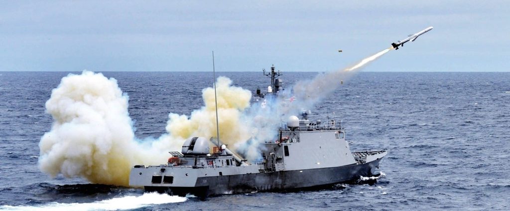 Пуск южнокорейской противокорабельной ракеты Haeseong с боевого корабля в открытом море.
