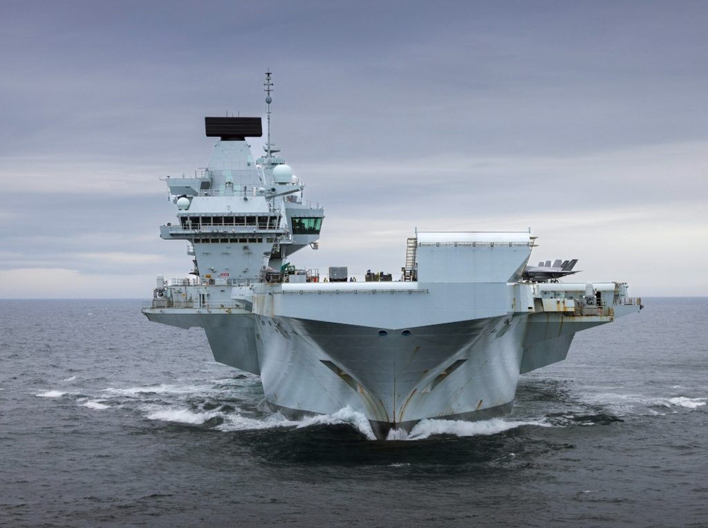 Авианосец HMS Prince of Wales у Исландии.