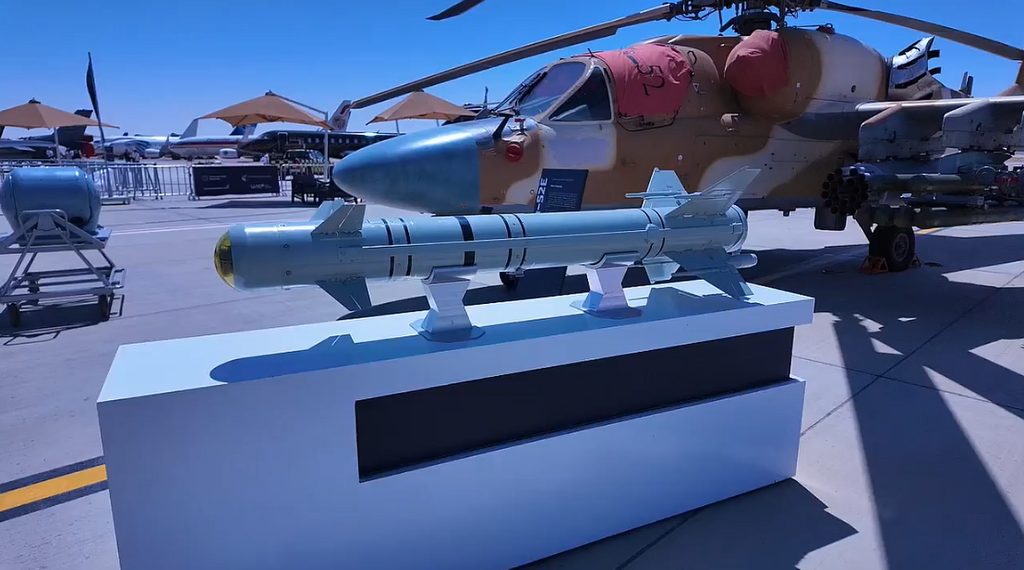 ракета 305Э на авиасалоне в Египте 8-10 сентября 2026 года. На фоне вертолета Ка-52Э