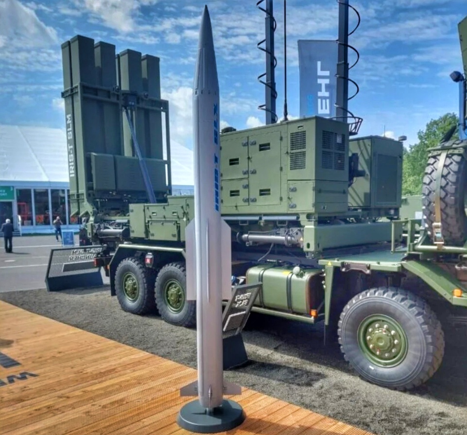 Противовоздушная ракета IRIS-T SLX на выставке вооружений.