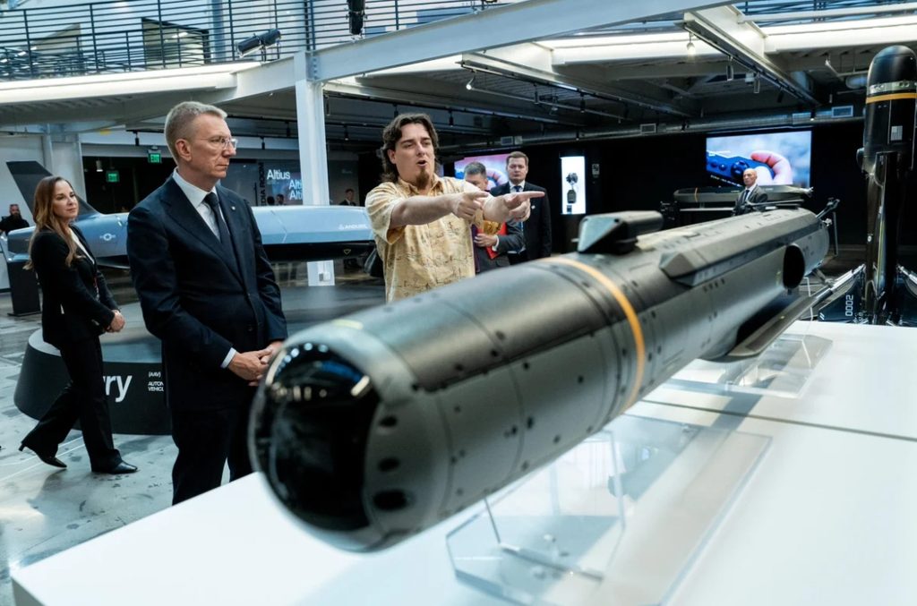 Палмер Лаки показывает президенту Латвии ракету Barracuda в штаб-квартире Anduril Industries. Сентябрь 2026 года.