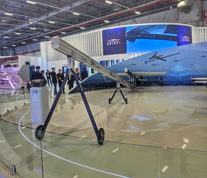 Дрон-камикадзе SİVRİSİNEK с пусковой установкой на выставке  SAHA 2026 в Турции. 5 мая 2026 года.