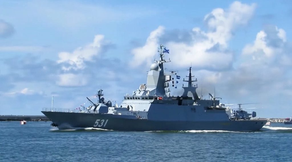 Корвет "Сообразительный" с противолодочным вертолетом на корме.