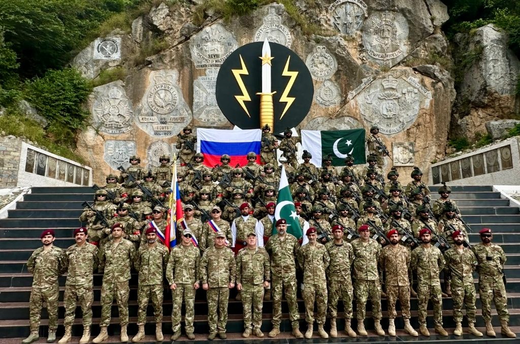 Совместный снимок военнослужащих Пакистана и России на военно-историческом объекте Crest Rock в рамках учений "Дружба-IX-2026" в сентябре 2026 года.
