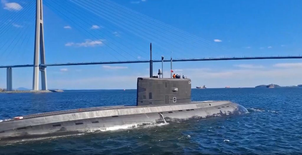 Подлодка "Уфа" на фоне моста во Владивостоке.