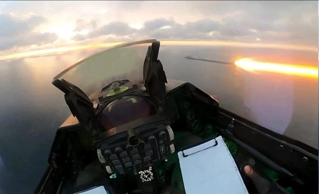 Пуск противовоздушной ракеты AIM-9 с борта румынского F-16. Съемка с кабины пилота.