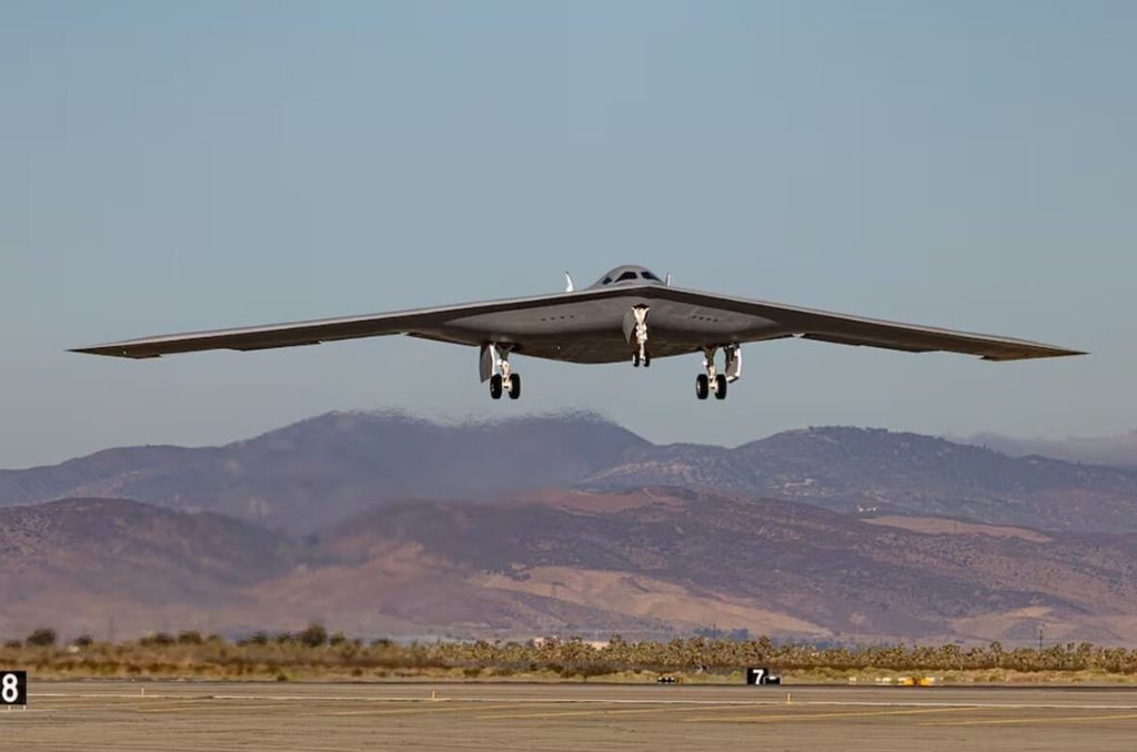 B-21 Raider садится на аэродром.