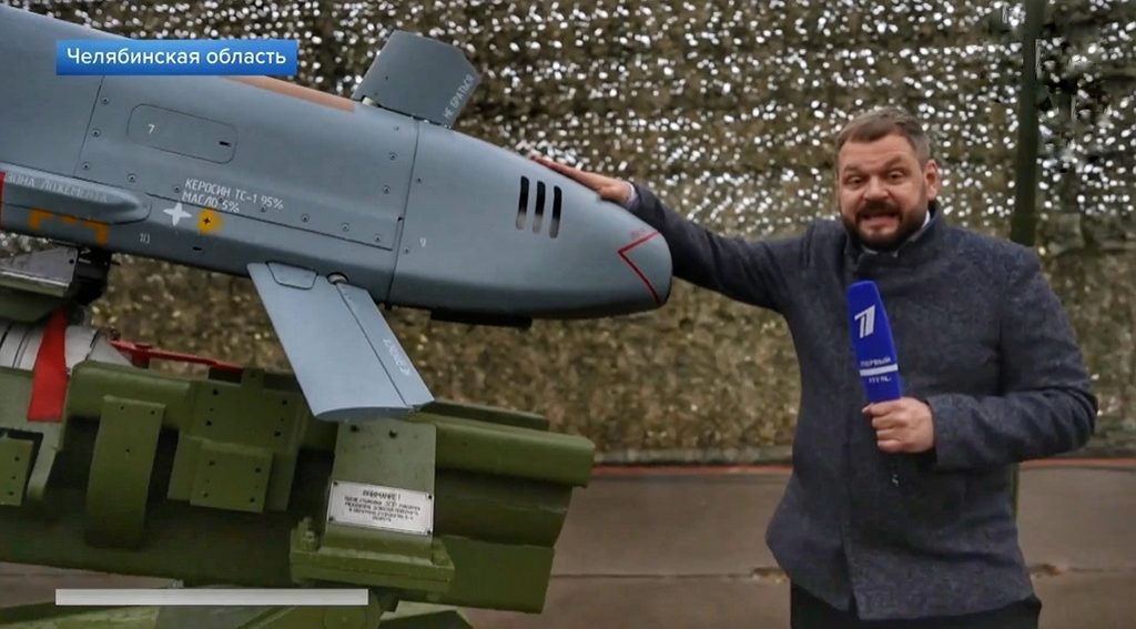 Военкор Дмитрий Кулько представляет барражирующий боеприпас "Дань-Т" на выставке в Челябинской области. Октябрь 2026 года.