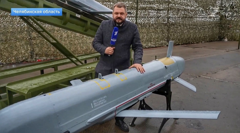 Военкор Дмитрий Кулько представляет барражирующий боеприпас "Дань-Т" на выставке в Челябинской области. Октябрь 2026 года.