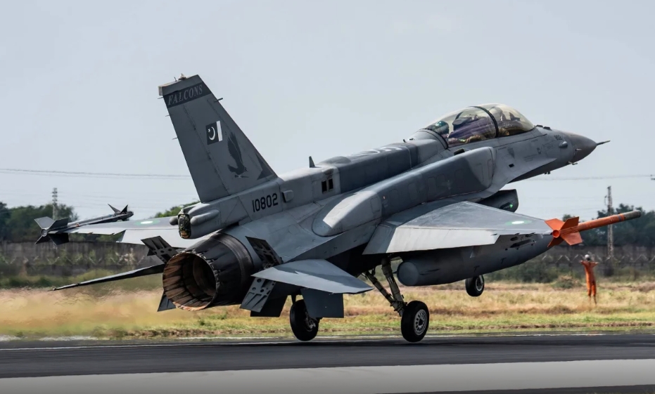 F-16 ВВС Пакистана взлетает.
