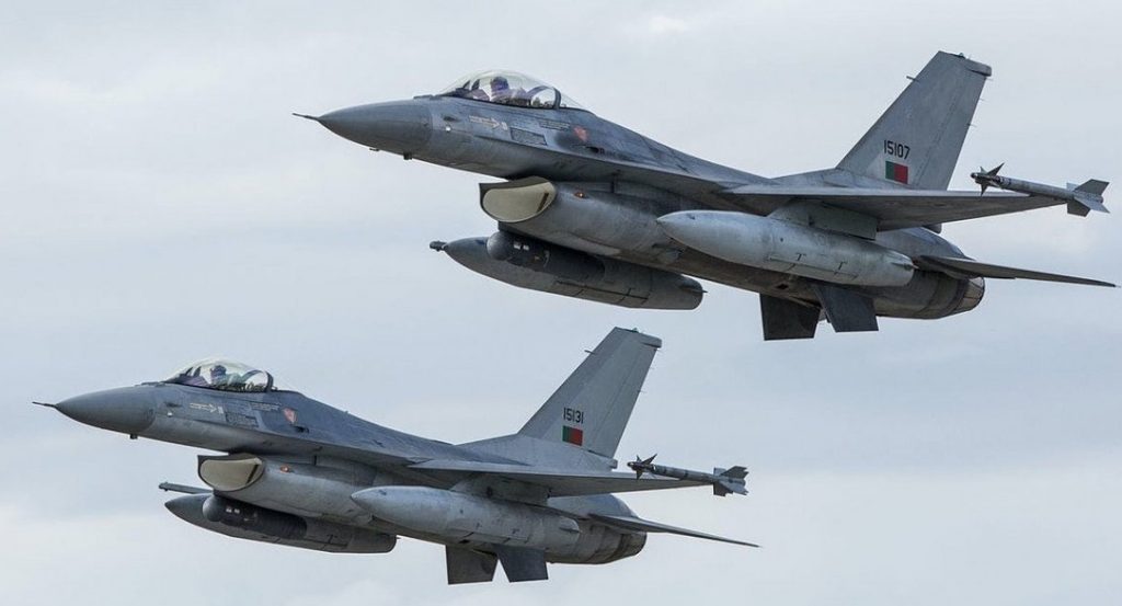 Два F-16 ВВС Португалии.