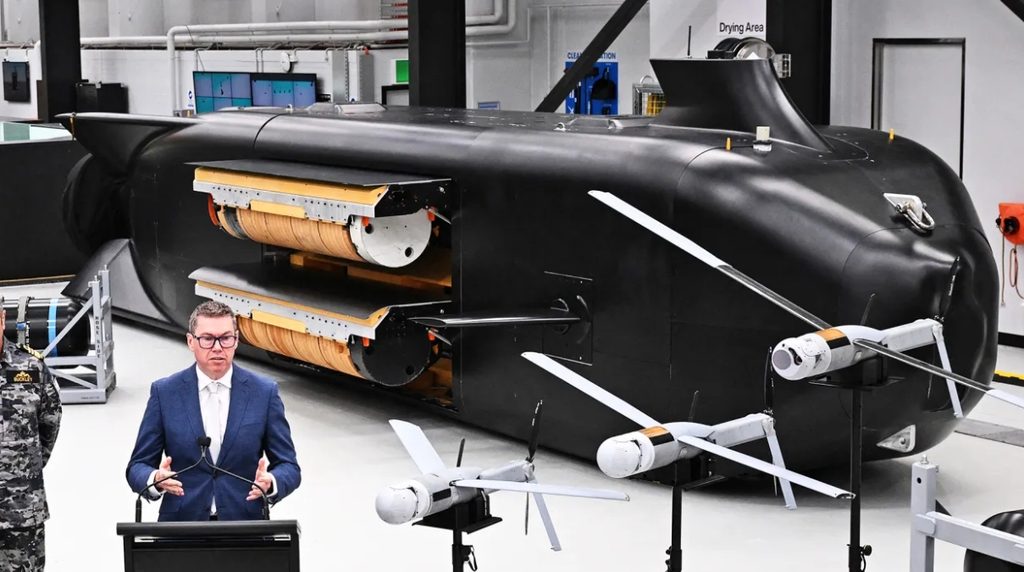 Автономная подлодка Ghost Shark XL-AUV с дронами ALTIUS на демонстрации в Сиднее 19 октября 2026 года.