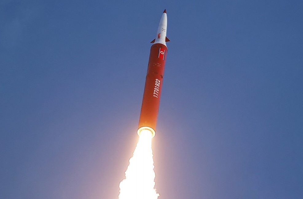 Пуск северокорейской ракеты средней дальности Hwasong-16B 3 октября 2026 года.