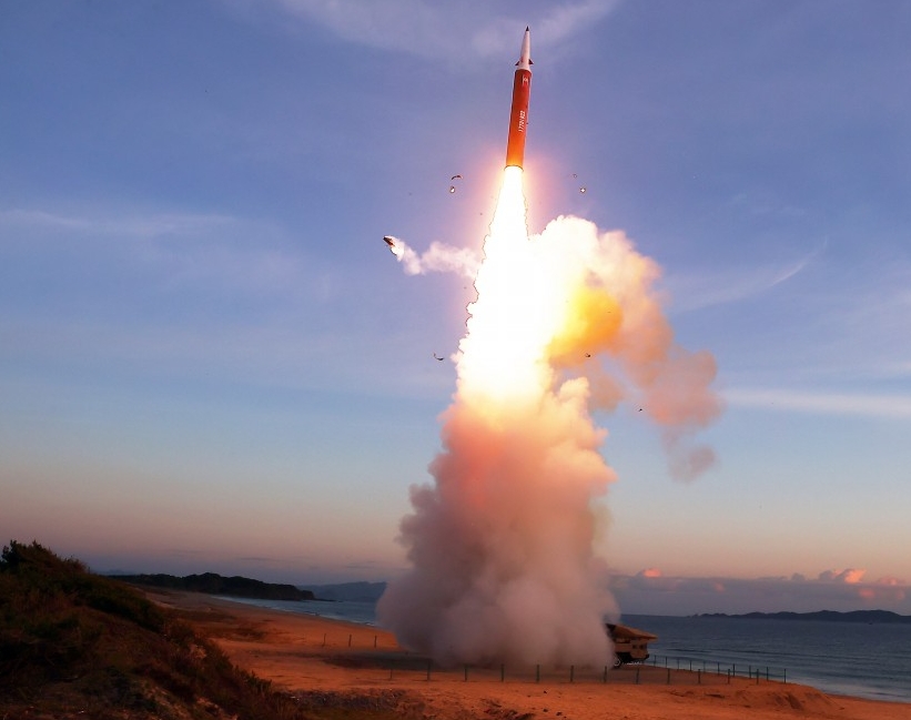 Пуск северокорейской ракеты средней дальности Hwasong-16B 3 октября 2026 года.