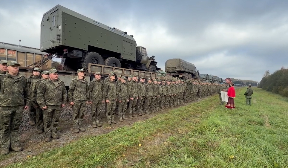 Состав с российской техникой и военнослужащими прибывший на учения "Нерушимое братство 2026" и "Барьер 2026". 9 октября 2026 года.