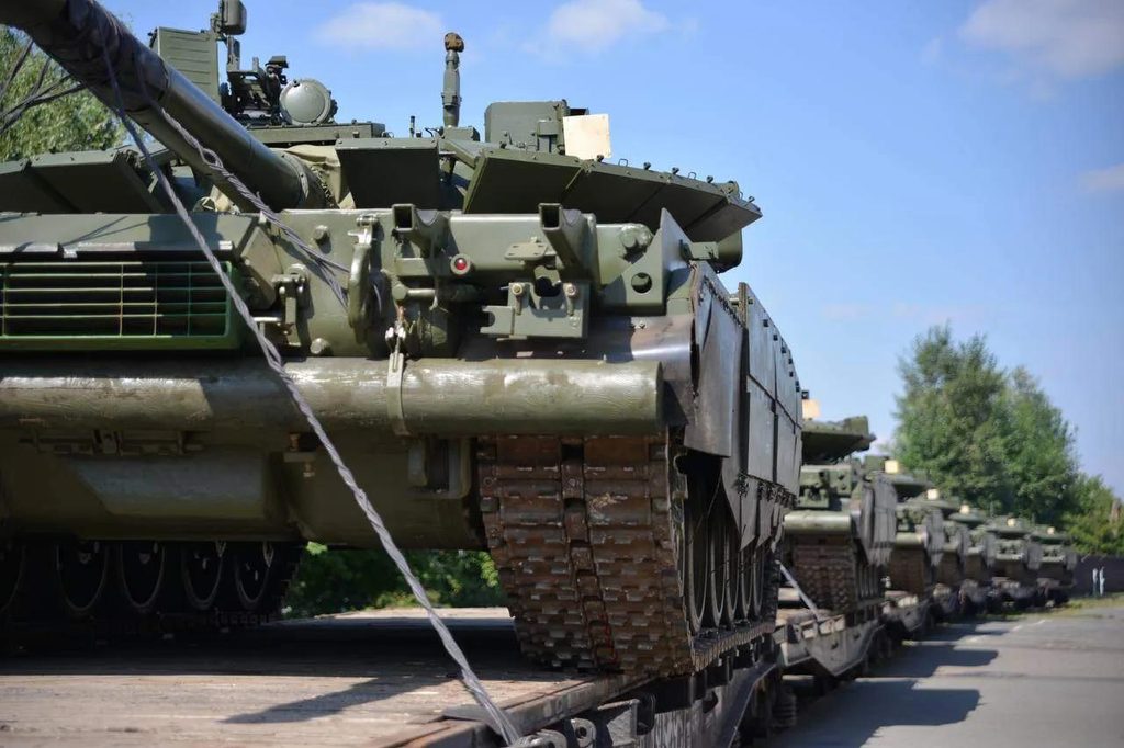 Танки Т-80БВМ на железнодорожной платформе.