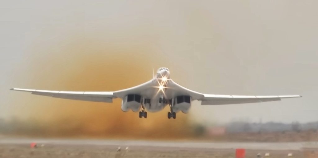 Взлет Ту-160М.